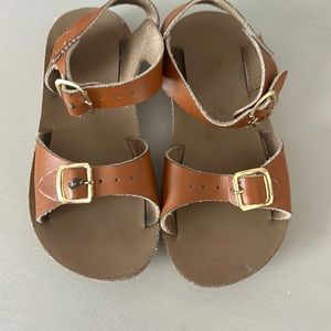 Little Girls Sun-San Surfer sandals. Brown. Size 9